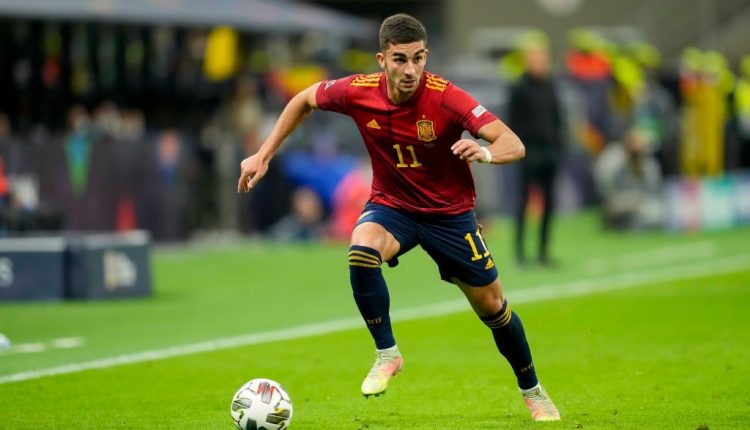 Barcelona completes the signing of Ferran Torres