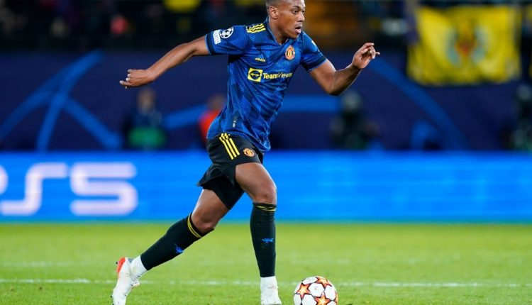 Sevilla reach agreement to sign Martial on loan