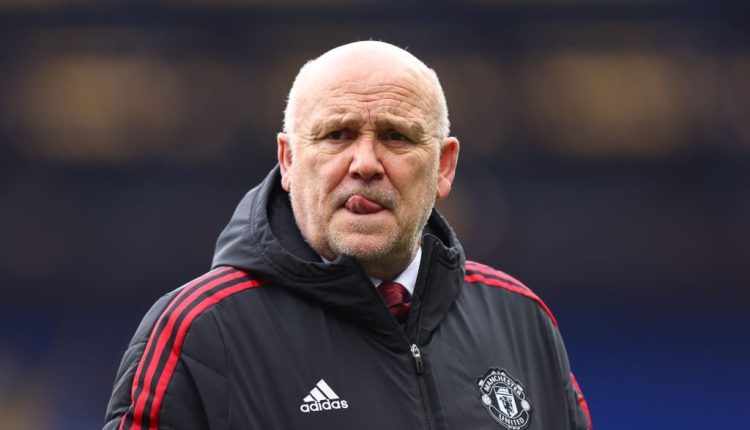 Mike Phelan to leave Manchester United coaching team