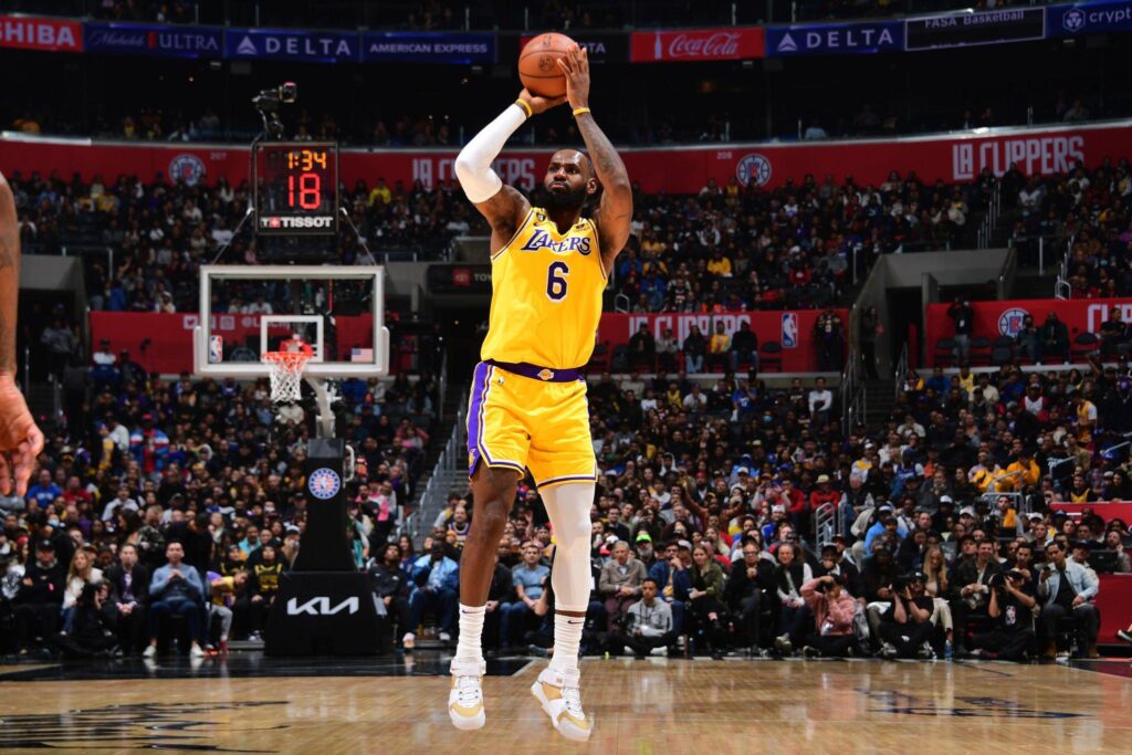 Lebron James Exit Lakers Loss With Injury Your Best Source For Sports Lebron James Exit Lakers Loss With Injury Your Best Source For Sports