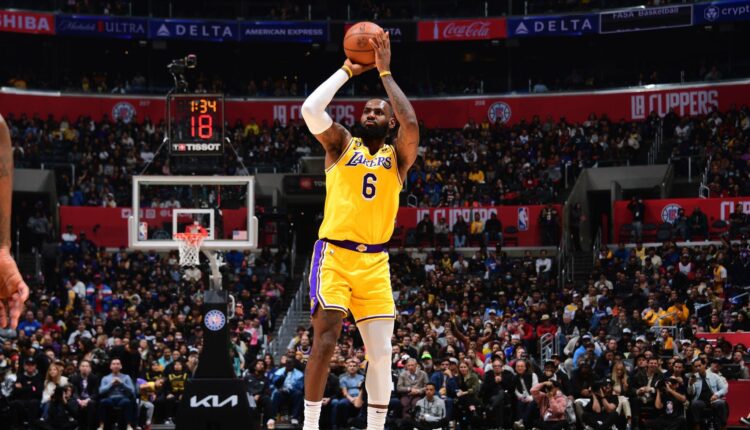 LeBron James exit Lakers loss with injury